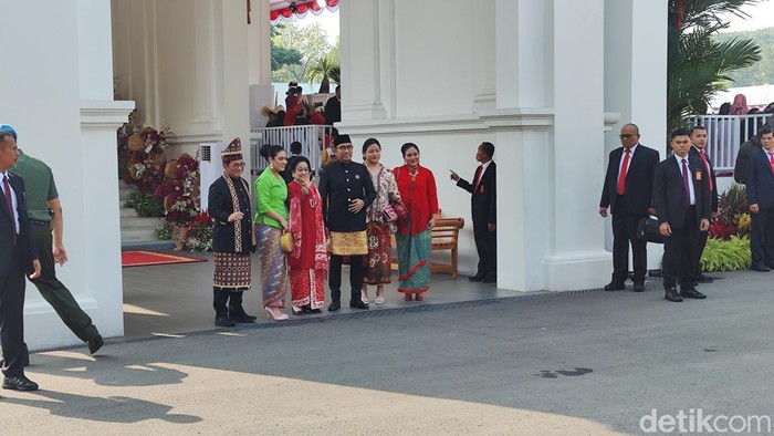 Megawati Soekarnoputri tiba di Istana Merdeka bersama cucu-cucunya (Marlinda/detikcom)