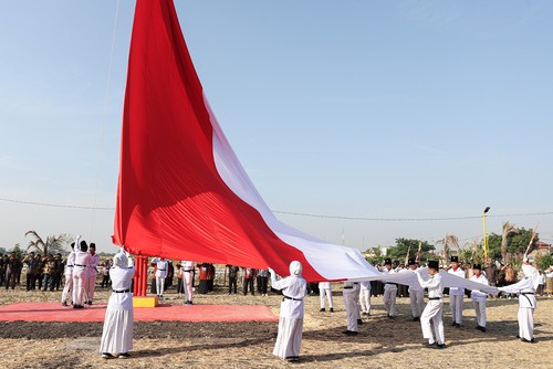 Petugas mengibarkan Bendera Merah Putih saat upacara peringatan HUT ke-78 RI di Desa Dermo, Gresik, Jawa Timur, Kamis (17/8/2023). Upacara yang diadakan warga setempat tersebut merupakan bentuk kecintaan mereka terhadap Tanah Air. ANTARA FOTO/Rizal Hanafi