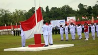 Anggota Paskibra mengibarkan bendera merah putih saat upacara peringatan HUT ke-78 RI di Stadion Wombik Kota Sorong, Papua Barat Daya, Kamis (17/8/2023). Pertama kalinya pemprov menyelenggarakan upacara HUT RI di atas lahan yang akan dijadikan pusat perkantoran pemerintah provinsi Papua Barat Daya. Antara Foto/Olha Mulalinda.  