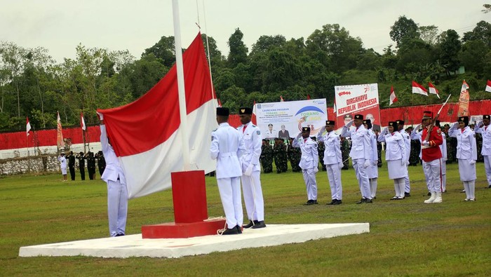 Anggota Paskibraka mengibarkan Bendera Merah Putih saat upacara peringatan HUT ke-78 RI di Stadion Wombik Kota Sorong, Papua Barat Daya, Kamis (17/8/2023). Pertama kalinya pemerintah Provinsi Papua Barat Daya menyelenggarakan upacara HUT ke-78 RI di atas lahan yang akan dijadikan pusat perkantoran pemerintah provinsi Papua Barat Daya. ANTARA FOTO/Olha Mulalinda