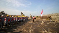 Petugas Dinas Lingkungan Hidup dan Kebersihan Sidoarjo mengikuti upacara peringatan HUT ke-78 RI di TPA Jabon, Sidoarjo, Jawa Timur, Kamis (17/8/2023). Antara Foto/Umarul Faruq.