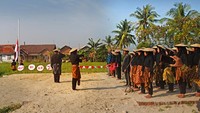Sejumlah warga menggelar upacara pengibaran bendera merah putih di area persawahan di Kampung Sukadiri, Kasemen, Serang, Banten, Kamis (17/8/2023). Antara Foto/Asep Fathulrahman.  