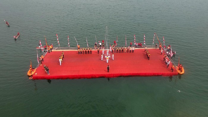 Melihat Lagi Upacara HUT ke-78 RI di Berbagai Daerah Indonesia Foto udara pasukan paskibraka mengibarkan Bendera Merah Putih saat upacara peringatan HUT ke-78 RI di Danau Singkarak, Solok, Sumatera Barat, Kamis (17/8/2023). Pemkab Solok menggelar upacara pengibaran Bendera Merah Putih memperingati HUT ke-78 RI di atas lapangan terapung yang berada dekat dermaga Danau Singkarak. ANTARA FOTO/Iggoy el Fitra