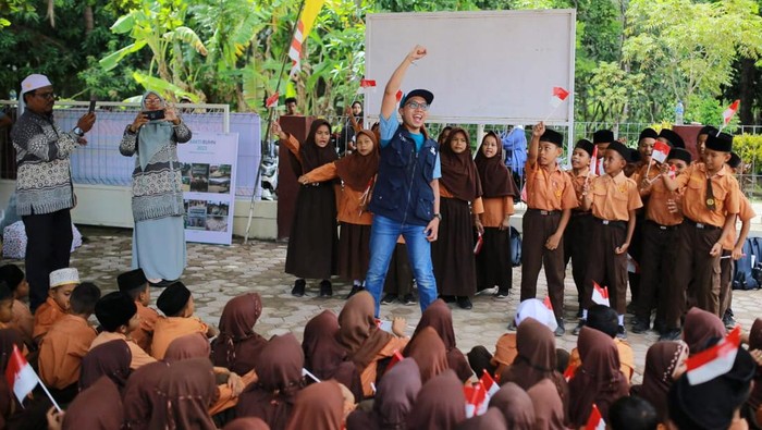 BSI bersama BSI Maslahat dan Relawan Bakti BUMN melaksanakan kegiatan mengajar siswa-siswi SD Negeri Meunasah Asan tentang pentingnya hidup sehat dan pemberian bantuan renovasi pembangunan sekolah.