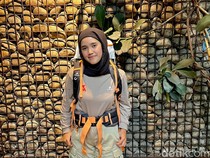 Gadis Bandung Pendaki 22 Gunung Menuju Puncak Arjuno Saat HUT RI