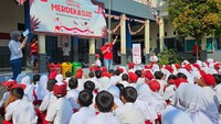 Taman Baca Jendela Dunia SD Dinamika Bekasi ini juga diajarkan untuk lebih bisa memilah sampah guna memerdekakan para siswa-siswi mendapatkan kehidupan dan sekolah yang layak.