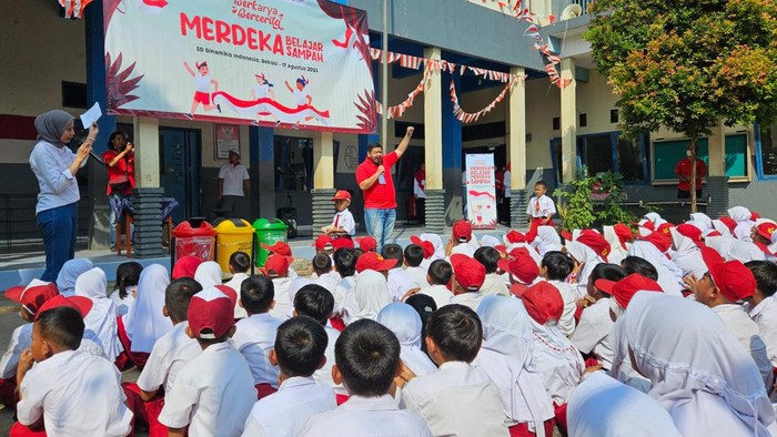 Arya Nobel group terus berkarya dan bercerita menjadi program literasi unggulan yang diusung guna meningkatkan kemampuan literasi siswa. memilah dan memilih sampah salah satunya.