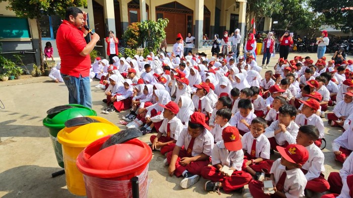 Arya Nobel group terus berkarya dan bercerita menjadi program literasi unggulan yang diusung guna meningkatkan kemampuan literasi siswa. memilah dan memilih sampah salah satunya.