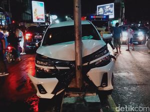 Avanza Tabrak Tiang Lampu Jalan Jogja-Solo Delanggu, Nyangkut di Median