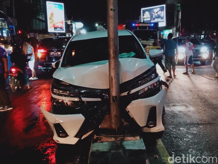Mobil Avanza menabrak tiang lampu penerangan jalan umum (PJU) di jalan Jogja-Solo simpang empat Pasar Delanggu, Kecamatan Delanggu, Klaten, Kamis (17/8/2023) malam.