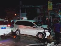 Avanza Tabrak Tiang Lampu Jalan Jogja-Solo Delanggu, Nyangkut Di Median