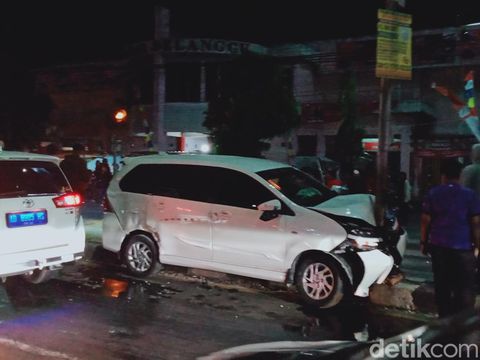 Mobil Avanza menabrak tiang lampu penerangan jalan umum (PJU) di jalan Jogja-Solo simpang empat Pasar Delanggu, Kecamatan Delanggu, Klaten, Kamis (17/8/2023) malam.