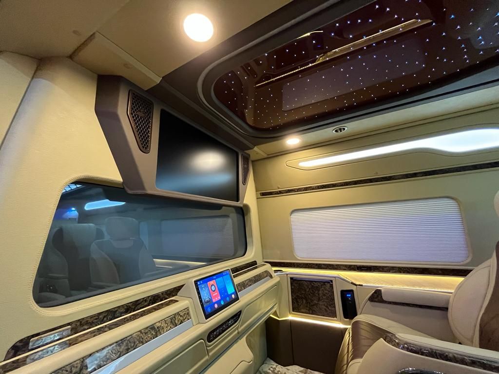Modifikasi interior Toyota HiAce garapan Baze