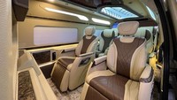 Modifikasi ini dinamakan New HiAce Premio Prestige Full Electric. Dinamakan full electric, karena kursinya sudah dilengkapi pengaturan kemiringan secara elektrik, juga ada  fitur handrest, legrest, termasuk meja. Baze menawarkan konfigurasi kursi 2-2-3 dan konfigurasi 2-3 (sofa bed). Foto: Luthfi Anshori/detikOto