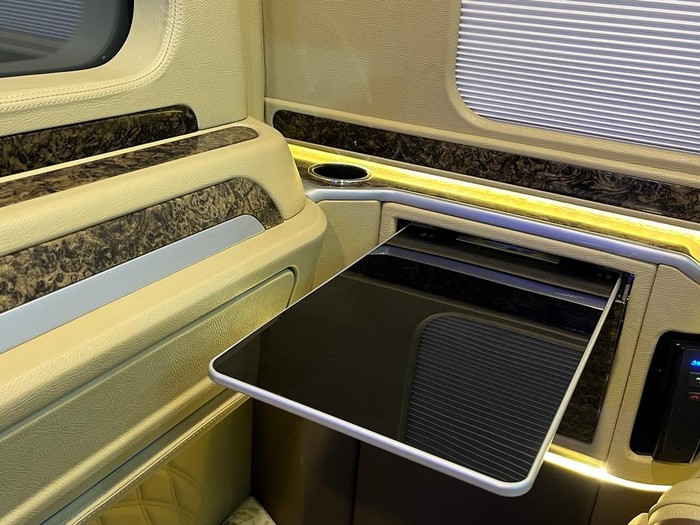 Modifikasi interior Toyota HiAce garapan Baze Modifikasi interior Toyota HiAce garapan Baze
