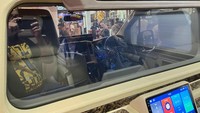 Kerennya lagi, mobil ini juga sudah memiliki partisi atau pemisah antara kabin pengemudi dan kabin penumpang. Kaca partisi ini bisa dibikin transparan atau dibikin berwarna putih supaya lebih privasi. Selain itu, kaca partisi ini juga bisa dinaik-turunkan. Foto: Luthfi Anshori/detikOto