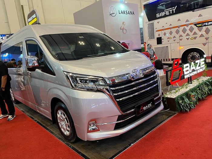 Modifikasi interior Toyota HiAce garapan Baze