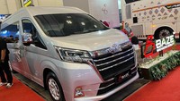 Dalam kondisi standar, mobil komersial seperti Toyota HiAce memiliki fitur dan kenyamanan yang biasa-biasa saja. Tapi jika interior mobil penumpang ini dimodifikasi secara total, maka hasilnya adalah sebuah mobil van dengan kabin ala sultan. Bahkan berani diadu fitur-fiturnya dengan mobil MPV premium Toyota Alphard. Foto: Luthfi Anshori/detikOto