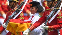 Lilly Indriani Suparman Wenda membawa bendera Merah Putih untuk dikibarkan dalam Upacara Peringatan Detik-Detik Proklamasi Kemerdekaan Republik Indonesia. 