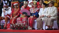 Para menteri Jokowi mengikuti upacara HUT RI dengan mengenakan pakaian adat. 