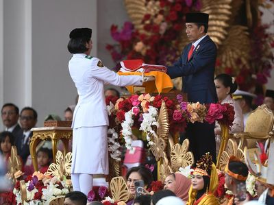 Momen Jokowi Pimpin Upacara Penurunan Bendera di Istana