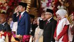 Momen Jokowi Pimpin Upacara Penurunan Bendera di Istana