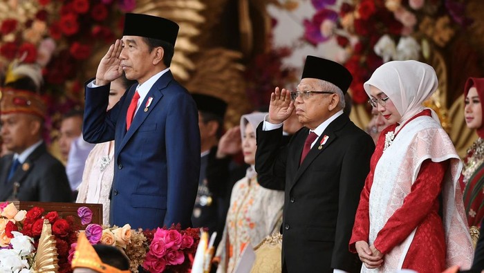 Momen Jokowi Pimpin Upacara Penurunan Bendera di Istana Presiden Joko Widodo (Jokowi) memimpin upacara penurunan bendera negara Sang Merah Putih di halaman Istana Merdeka, Jakarta, Kamis (17/8/2023). Jokowi kali ini mengenakan setelan jas.