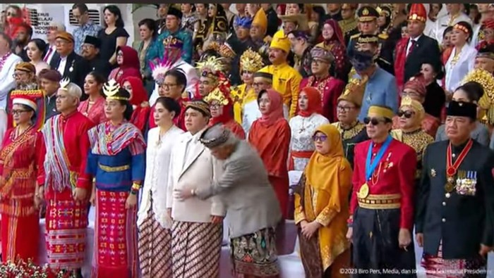 Momen Menteri Basuki Hadimuljono mengecek baju Erick Thohir (dok.tangkapan layar Youtube Sekretariat Presiden)