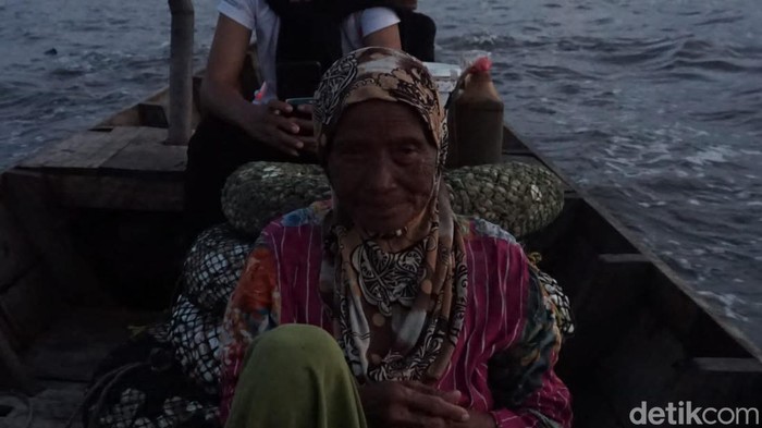 Momen Nek Sarah, nelayan pencari kerang, saat melaut di Belawan. (Goklas Wisely/detikSumut).