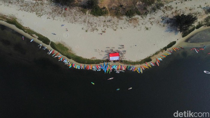 Ratusan pendayung dari Komunitas Dayung Jakarta mengibarkan bendera raksasa untuk memperingati HUT Ke-78 Republik Indonesia di Perairan Teluk Jakarta, Kamis (17/8/2023).