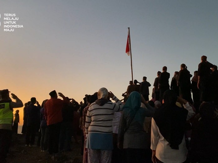 Momen upacara peringatan HUT RI ke-78 di puncak Gunung Ireng, Kalurahan Pengkok, Kapanewon Patuk, Gunungkidul, saat matahari terbit, Kamis (17/8/2023).