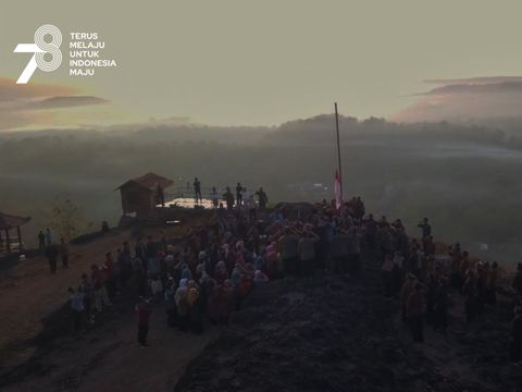 Momen upacara peringatan HUT RI ke-78 di puncak Gunung Ireng, Kalurahan Pengkok, Kapanewon Patuk, Gunungkidul, saat matahari terbit, Kamis (17/8/2023).
