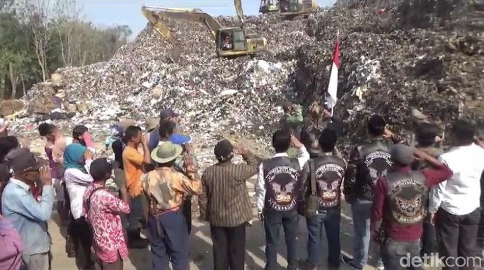 Momen warga dan pengepul sampah upacara Hari Kemerdekaan RI bersama di TPA Cikundul