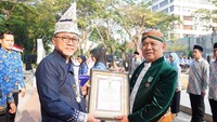 Upacara juga diisi denga penyerahan simbolik Penghargaan Satya Lencana Wira Karya dan Satya Lencana Satya Karya kepada beberpa pegawai Kemendag yang berprestasi dan dianggap berjasa.