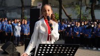 Upacara diisi dengan nyanyian Indonesia Pusaka dan Gebyar-gebyar oleh cucu Zulhas, Illiyyuna Kamila Rais.