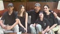 Kebersamaan Dhofin dengan Ibnu Jamil dan Ririn Ekawati. Ada juga kedua anak Ririn, Jasmine Abeng dan si bungsu Yaya.  Foto: Instagram @ririnekawati @ibnujamilo