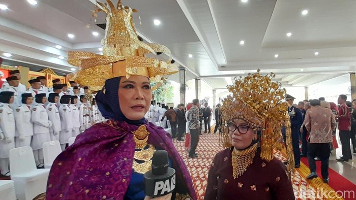 Ketua PKK Sumatera Selatan (Sumsel) Febrita Lustia Herman Deru mengenakan pakaian adat Besemah Pagar Alam.