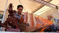 Kerajinan yang dipamerkan ini merupakan hasil karya warga binaan pemasyarakatan (WBP) dari sejumlah lapas di wilayah Kemenkumham Sulawesi Selatan. 