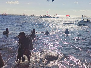 48 Penyelam Bentangkan Merah Putih 78 Meter di Bawah Laut Pantai Tulamben