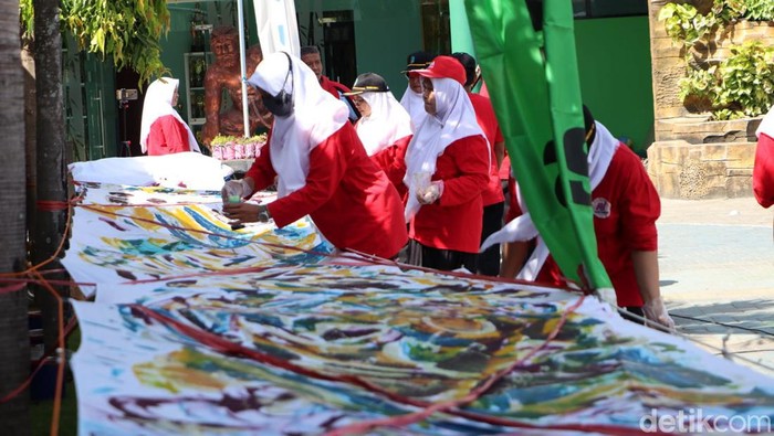 Para siswa membatik di halaman sekolah dengan teknik batik ciprat.