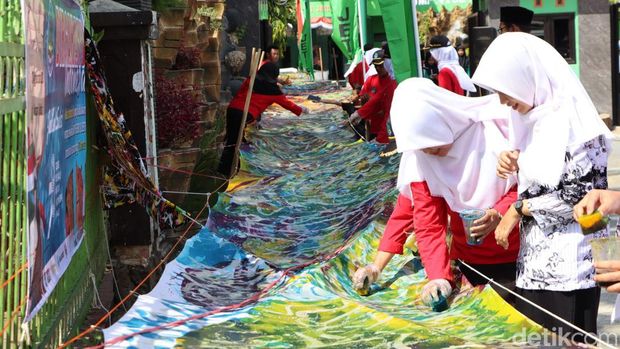 Para siswa membatik di halaman sekolah dengan teknik batik ciprat.