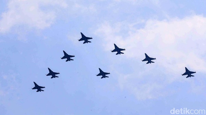 Parade dan Atraksi Pesawat Meriahkan HUT ke-78 RI Parade dan atraksi pesawat turut memeriahkan perayaan HUT ke-78 RI, Kamis (17/8/2023). Parade dan atraksi dipertontonkan di langit area Monas.