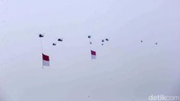 Helikopter itu parade sambil mengibarkan bendera merah putih. 