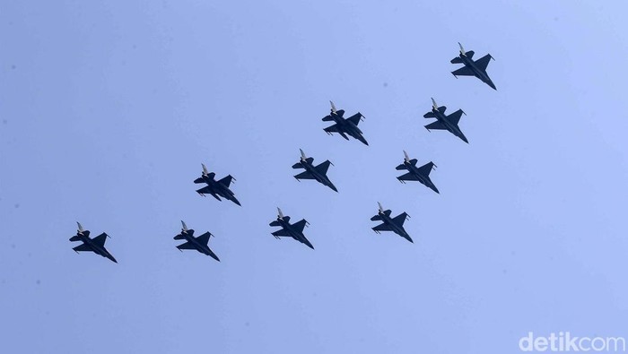 Parade dan Atraksi Pesawat Meriahkan HUT ke-78 RI Parade dan atraksi pesawat turut memeriahkan perayaan HUT ke-78 RI, Kamis (17/8/2023). Parade dan atraksi dipertontonkan di langit area Monas.