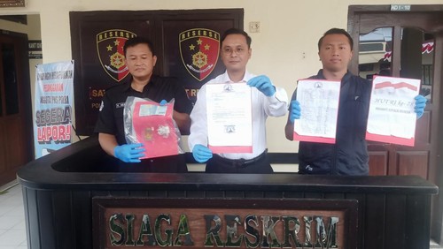 Kasat Reskrim Polres Jembrana AKP Androyuan Elim beserta jajaran saat rilis kasus pungli, Kamis (17/8/2023).