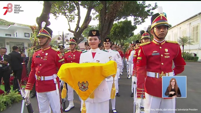Pembawa baki nasional Upacara HUT ke-78 RI di Istana Merdeka adalah Keyla Azzahra Purnama.  (Youtube Setpres)