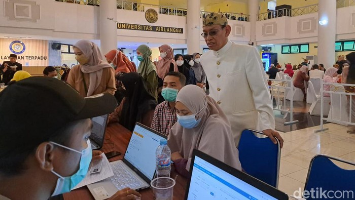 Pendaftaran dan masyarakat yang melakukan suntik pakai Vaksin Inavac di Gedung Rektorat Unair.