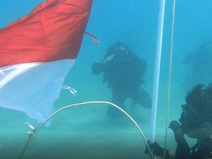 Koarmada III Kibarkan Bendera Merah Putih di Bawah Laut Tanjung Saoka Sorong