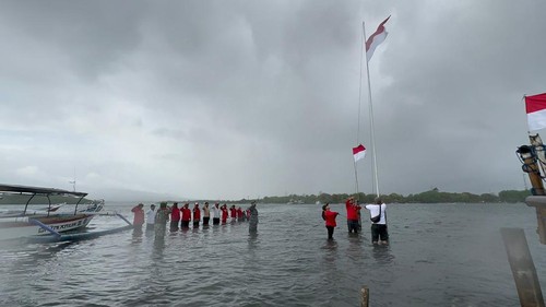 Pengibaran bendera Merah Putih memperingati Hari Kemerdekaan RI di Pulau Timbul, Teluk Gilimanuk, Jembrana, Bali, Kamis (17/8/2023). (I Putu Adi Budiastrawan/detikBali)