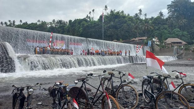 Pengibaran bendera Merah Putih memperingati Hari Kemerdekaan RI di Sungai Unda, Klungkung, Bali, Kamis (17/8/2023). (Putu Krista/detikBali)